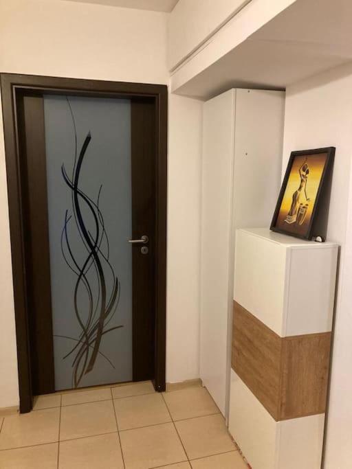 Apartament 3 Camere De Inchiriat クラヨーヴァ エクステリア 写真