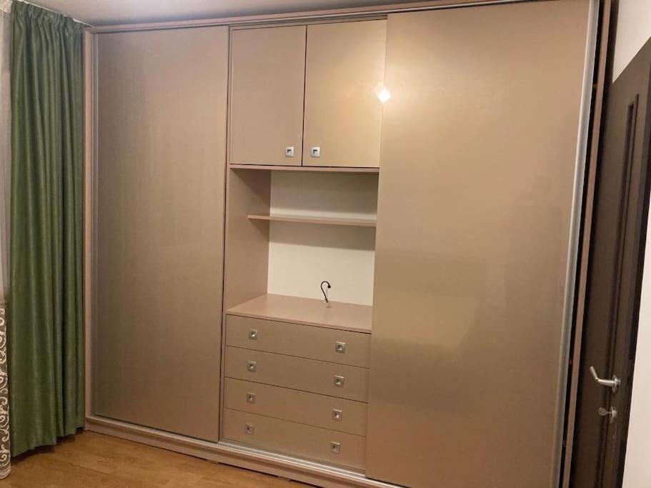 Apartament 3 Camere De Inchiriat クラヨーヴァ エクステリア 写真