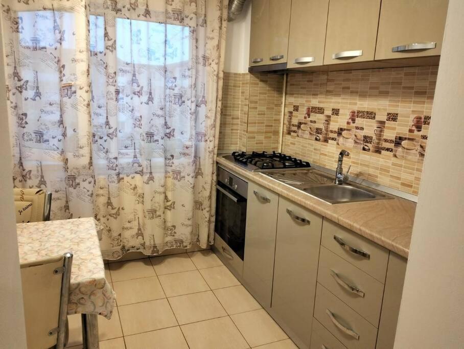 Apartament 3 Camere De Inchiriat クラヨーヴァ エクステリア 写真